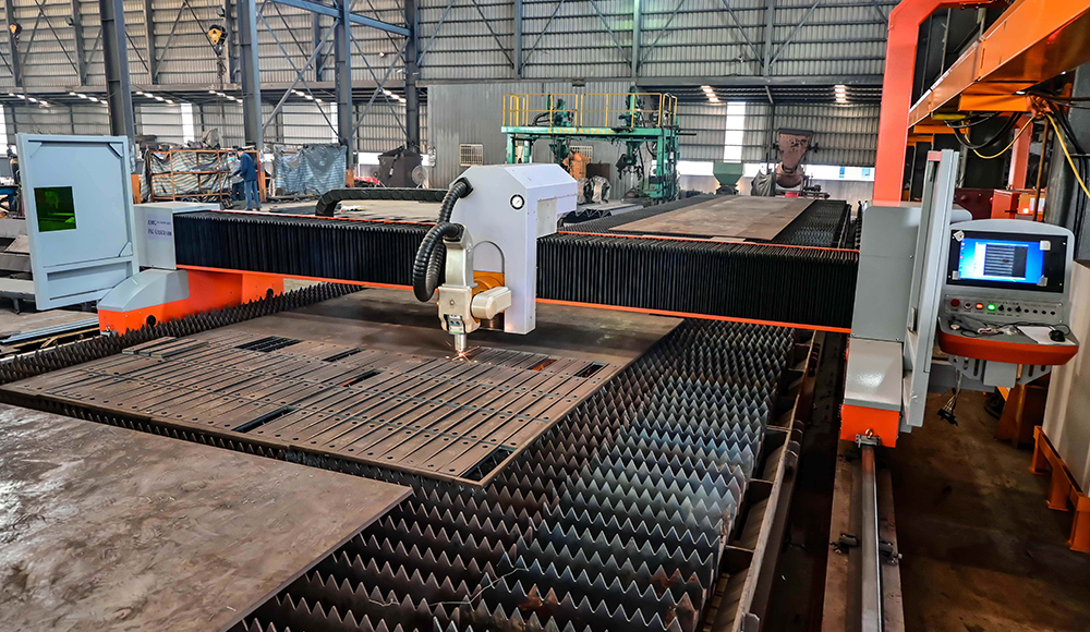 Gantry CNC cutting table processing steel plate in the Habibco United workshop