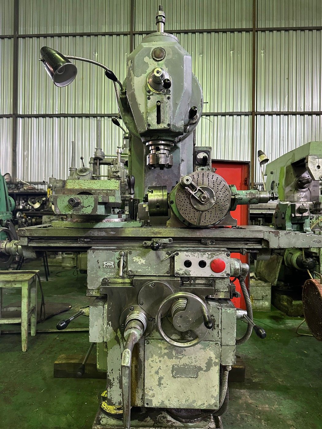 Universal milling machine with dividing head
