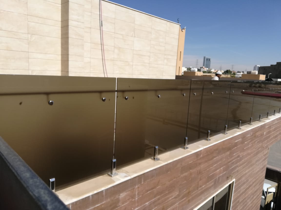 درابزين زجاج مظلّل للروف