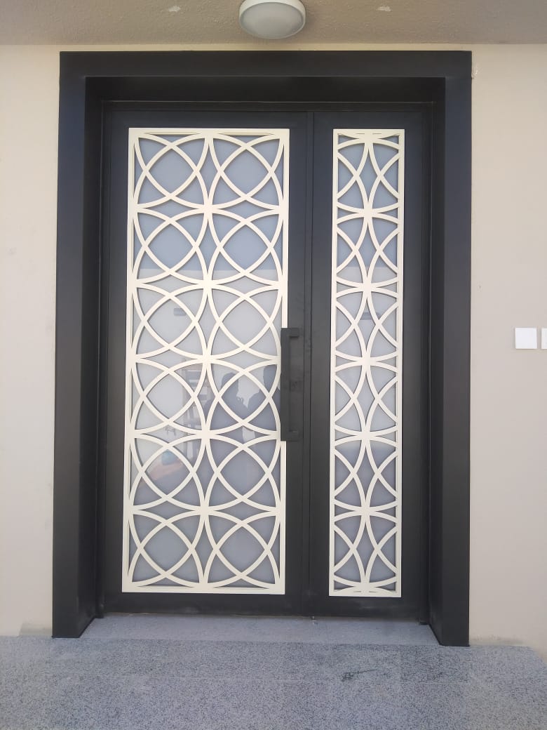 باب مزدوج بنقش هندسي مقصوص بالليزر