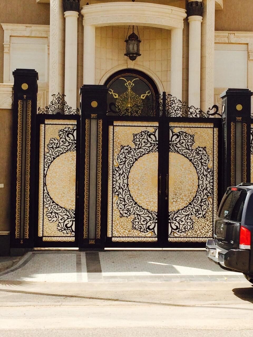 درابزين زجاج لسلم معلّق عصري
